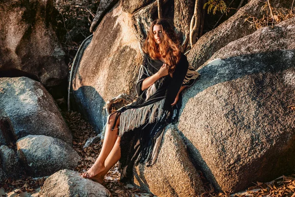 Mooie Jonge Stijlvolle Vrouw Buiten Bij Zonsondergang — Stockfoto