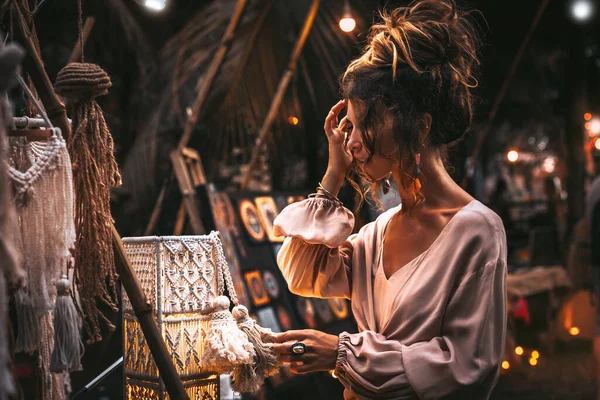 Bela Jovem Mulher Vestido Elegante Andando Mercado Rua Pôr Sol — Fotografia de Stock