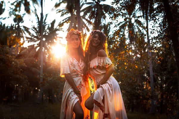 Dos Hermosa Mujer Joven Vestidos Verano Aire Libre Atardecer — Foto de Stock