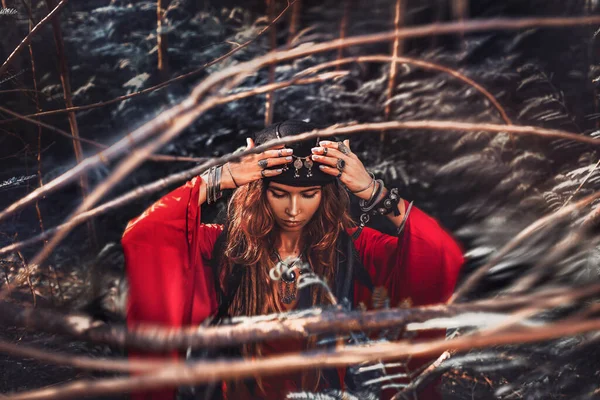 Schöne Junge Frau Rotem Kleid Auf Dem Feld — Stockfoto