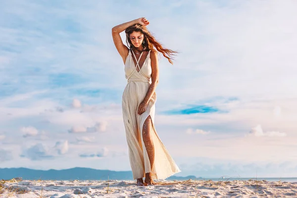 Krásná Mladá Žena Pláži Při Západu Slunce — Stock fotografie