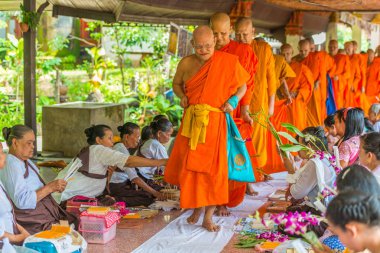 Kanchanaburi, Tayland - 16 Eylül 2016: Budist Pzt insanların rahipler de Sangkhlabri, Kanchanaburi, Tayland için çiçek sunarak hak Festivali ay kutlamak