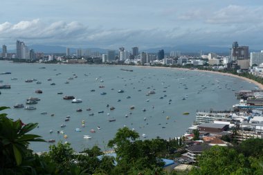 Pattaya, Tayland ciy turist tekneleri ile birlikte yağmur bulutu gökyüzü üzerinde otopark ile Bay havadan görünümü