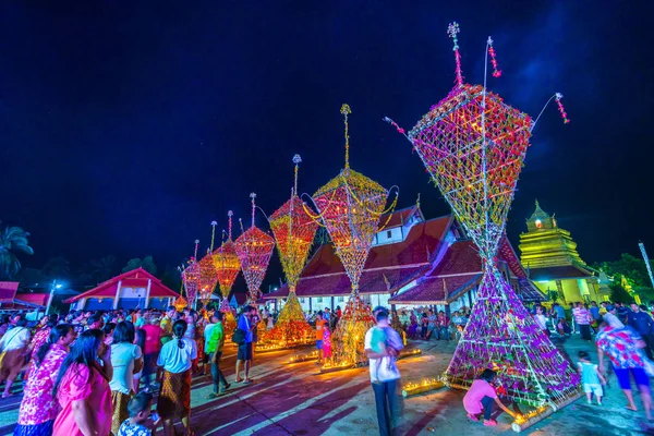 ルーイ 2018 ルーイ タイの仏教教会周辺の伝統的な手作り花の木の伝統的なタイの新年パレードのための仏教の宗教を祝うタイ北東部の人々 — ストック写真