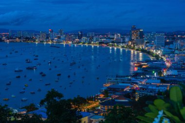 Bay rain cloud üzerinde sky ile birlikte alacakaranlıkta otopark Turizm teknelerle Pattaya, Tayland şehrin havadan görünümü