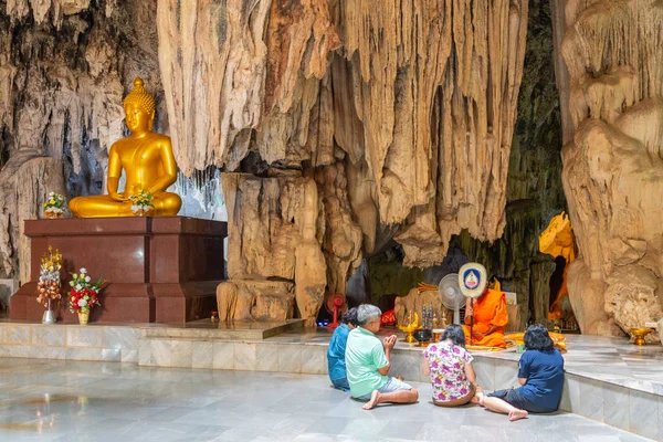 Kanchanaburi Tailândia Maio 2018 Grupo Pessoas Fazendo Mérito Oferecendo Coisas — Fotografia de Stock