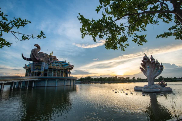 ワット禁止ライ仏教寺沼 ナコーン ラーチャシーマー タイでの観光客先の日没時にナガの像が美しい聖域 — ストック写真