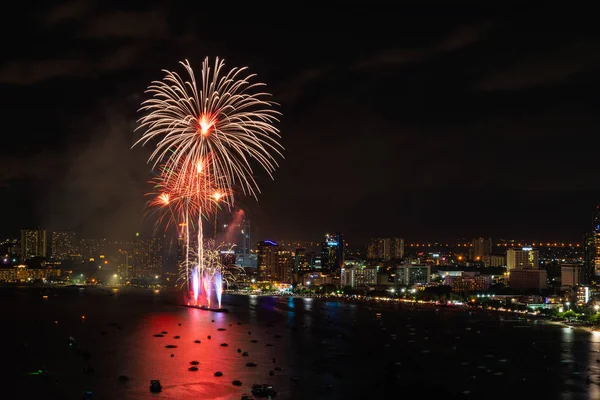 Tayland Pattaya bay şehir üzerinde güzel havai fişek