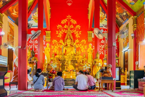 アユタヤ タイの仏教教会の美しい黄金の仏像を拝んでいるアユタヤ 2018 仏教の人々 — ストック写真