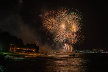 Chonburi, Tayland - 9 Haziran 2018: Chonburi, Tayland Körfezi Pattaya şehir turistlere turizm teşvik etmek güzel havai fişek festivali