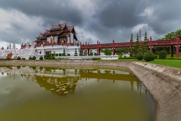 ラチャプ ルック公園ロイヤル チェンマイ タイでの観光の旅行先で沼の反射とチェンマイ 2018 古代様式の美しいロイヤル パビリオン — ストック写真