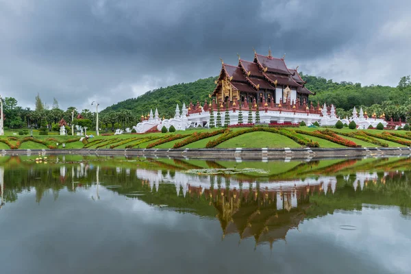 ラチャプ ルック公園ロイヤル チェンマイ タイでの観光の旅行先で沼の反射とチェンマイ 2018 古代様式の美しいロイヤル パビリオン — ストック写真