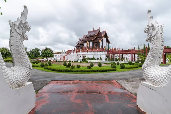 ラチャプ ルック公園ロイヤル チェンマイ タイでの観光の旅行先 つ白ナガ族彫像とチェンマイ 2018 美しい古代スタイルのロイヤル パビリオン — ストック写真