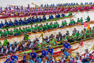 Pichit, Tayland - 1 Eylül 2018: yıllık uzun tekne Pichit, Tayland Tha Luang Budist Tapınağı önünde Nan nehrinde Festivali yarış
