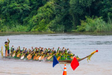 Pichit, Tayland - 1 Eylül 2018: yıllık uzun tekne Pichit, Tayland Tha Luang Budist Tapınağı önünde Nan nehrinde Festivali yarış