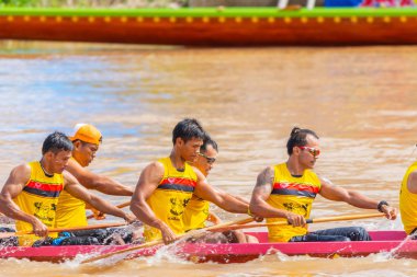 Pichit, Tayland - 1 Eylül 2018: yıllık uzun tekne Pichit, Tayland Tha Luang Budist Tapınağı önünde Nan nehrinde Festivali yarış