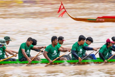 Pichit, Tayland - 1 Eylül 2018: yıllık uzun tekne Pichit, Tayland Tha Luang Budist Tapınağı önünde Nan nehrinde Festivali yarış