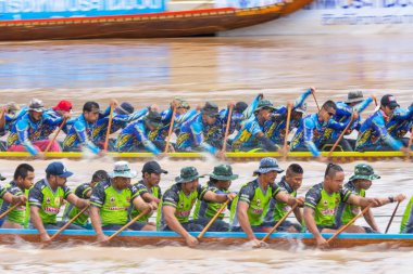 Pichit, Tayland - 1 Eylül 2018: yıllık uzun tekne Pichit, Tayland Tha Luang Budist Tapınağı önünde Nan nehrinde Festivali yarış