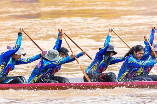 Pichit, Tayland - 1 Eylül 2018: yıllık uzun tekne Pichit, Tayland Tha Luang Budist Tapınağı önünde Nan nehrinde Festivali yarış