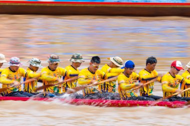 Pichit, Tayland - 1 Eylül 2018: yıllık uzun tekne Pichit, Tayland Tha Luang Budist Tapınağı önünde Nan nehrinde Festivali yarış