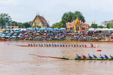 Pichit, Tayland - 1 Eylül 2018: yıllık uzun tekne Pichit, Tayland Tha Luang Budist Tapınağı önünde Nan nehrinde Festivali yarış