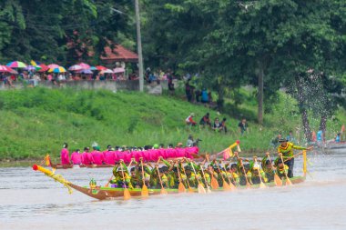 Pichit, Tayland - 1 Eylül 2018: yıllık uzun tekne Pichit, Tayland Tha Luang Budist Tapınağı önünde Nan nehrinde Festivali yarış