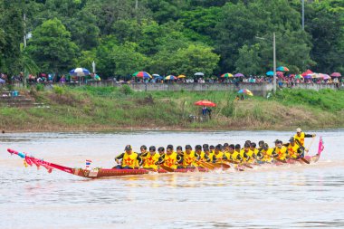 Pichit, Tayland - 1 Eylül 2018: yıllık uzun tekne Pichit, Tayland Tha Luang Budist Tapınağı önünde Nan nehrinde Festivali yarış