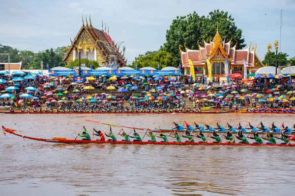 Pichit, Tayland - 1 Eylül 2018: yıllık uzun tekne Pichit, Tayland Tha Luang Budist Tapınağı önünde Nan nehrinde Festivali yarış