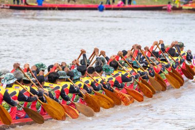 Pichit, Tayland - 1 Eylül 2018: yıllık uzun tekne Pichit, Tayland Tha Luang Budist Tapınağı önünde Nan nehrinde Festivali yarış