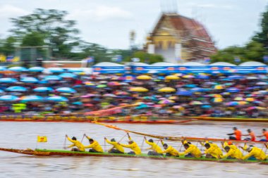 Pichit, Tayland - 1 Eylül 2018: yıllık uzun tekne Pichit, Tayland Tha Luang Budist Tapınağı önünde Nan nehrinde Festivali yarış