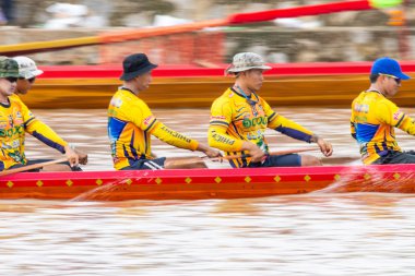Pichit, Tayland - 1 Eylül 2018: yıllık uzun tekne Pichit, Tayland Tha Luang Budist Tapınağı önünde Nan nehrinde Festivali yarış
