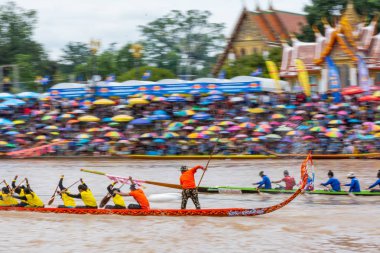 Pichit, Tayland - 1 Eylül 2018: yıllık uzun tekne Pichit, Tayland Tha Luang Budist Tapınağı önünde Nan nehrinde Festivali yarış
