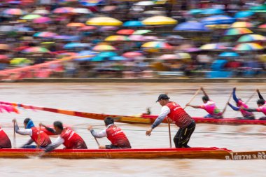 Pichit, Tayland - 1 Eylül 2018: yıllık uzun tekne Pichit, Tayland Tha Luang Budist Tapınağı önünde Nan nehrinde Festivali yarış