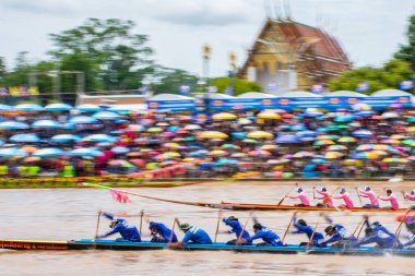 Pichit, Tayland - 1 Eylül 2018: yıllık uzun tekne Pichit, Tayland Tha Luang Budist Tapınağı önünde Nan nehrinde Festivali yarış
