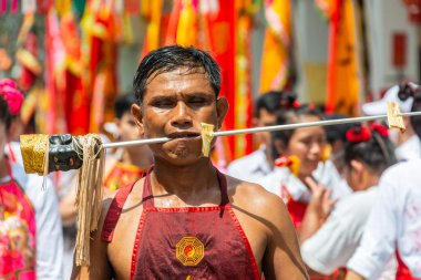 Phang Nga, Tayland - 14 Ekim 2018: keskin çelik vejetaryen Festivali geçit Phang Nga, Tayland için ağız yoluyla çalıştırmak gösteren adam