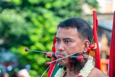 Phang Nga, Tayland - 15 Ekim 2018: keskin çelik vejetaryen Festivali geçit Phang Nga, Tayland için ağız yoluyla çalıştırmak gösteren adam