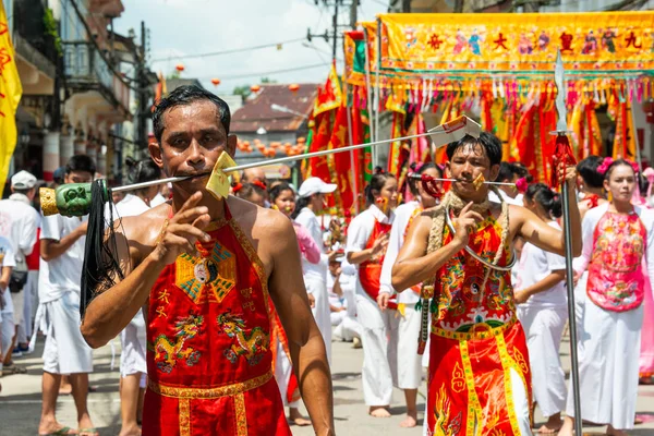 パンガー 2018 男の鋭い鋼 Phang Nga タイのベジタリアンまつりパレードの口を介して実行を示す — ストック写真