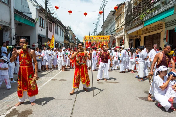 Phang Nga, Tayland - 14 Ekim 2018: Keskin çelik Phang Nga, Tayland vejetaryen Festivali geçit ağız yoluyla çalıştırmak gösteren kırmızı erkeklerde kostüm