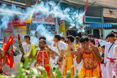 Phang Nga, Tayland - 15 Ekim 2018: Keskin çelik Phang Nga, Tayland vejetaryen Festivali geçit ateş olma kestane fişeği iken ağız yoluyla çalıştırmak gösteren erkeklerin Grup