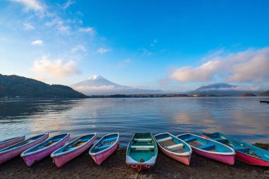 Görünümü güzel Fuji san ve Kawaguchiko Gölü, gecenin kıyısında küçük tekneler sıra ile popüler seyahat hedef