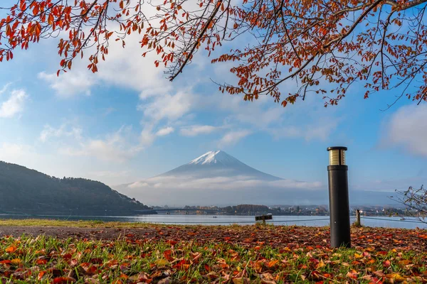 Güzel Fuji san ve Kawaguchiko Gölü sonbahar sezonu sabah sonbahar yaprakları ile