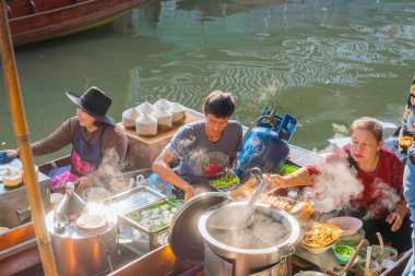 Ratchaburi, Tayland - 4 Kasım 2018: yemek yemek canal adlı Damnoen Saduak yüzen Pazar Ratchaburi, Tayland turist için satış için tüccar