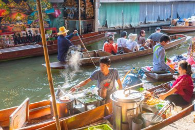 Ratchaburi, Tayland - 4 Kasım 2018: yemek yemek canal adlı Damnoen Saduak yüzen Pazar Ratchaburi, Tayland turist için satış için tüccar