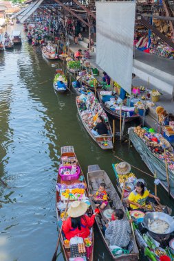 Ratchaburi, Tayland - 4 Kasım 2018: Tüccar Damnoen Saduak yüzen Pazar Ratchaburi, Tayland turist için yerel gıda satmak kanalda otopark gemilerde, meyve