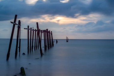 Kırık ahşap fisfing köprü