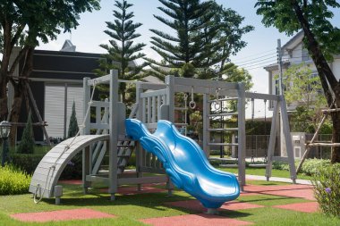 Çocuk oyun alanı şehir bahçe parkta kümesi.