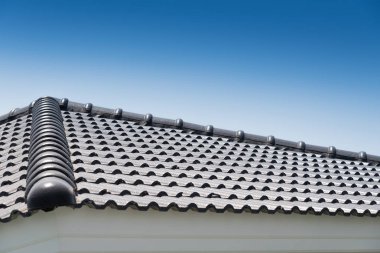 Kiremit ev gökyüzü arka plan ile üst satır.