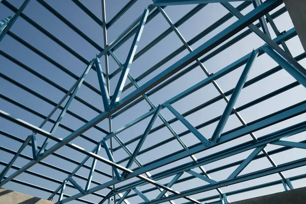 Структура Стальной Рамы Крыши Здания Изолирована Голубом Фоне Неба — стоковое фото