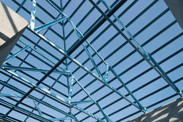 蓝天背景下建筑钢结构屋面的结构 — 图库照片