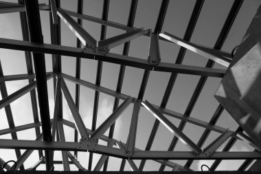 Bina inşaat için çelik çatı çerçeve yapısı. Siyah ve beyaz fotoğraf.